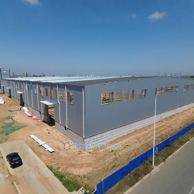 Склад из стальной конструкции на заказ с полупрозрачными панелями для естественного освещения